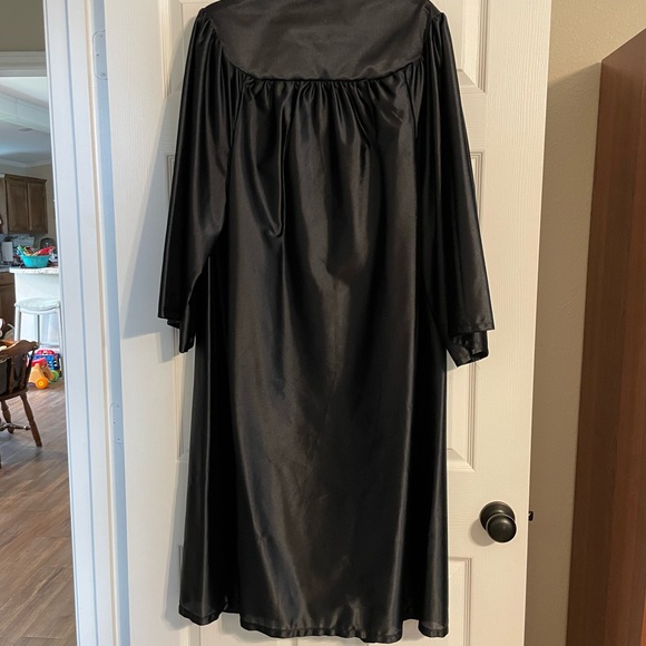 Black graduation gown. - Picture 3 of 4